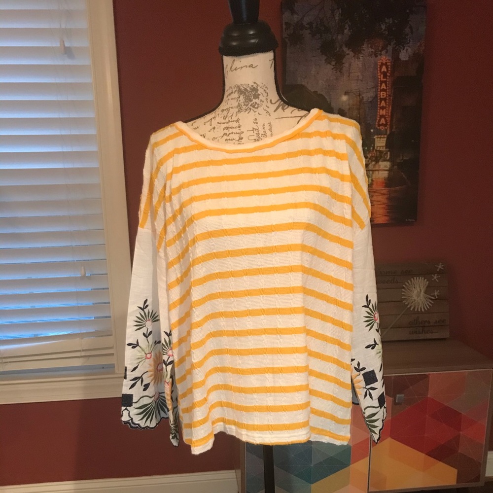 ♥️2 left Yellow striped shirt with floral sleeves - Picture 4 of 5